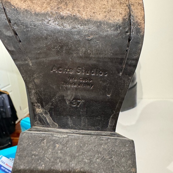 Black leather Acne motorcycle boot with heel. - Picture 4 of 4